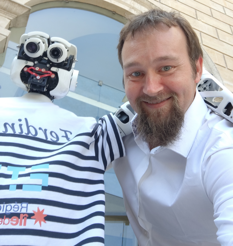 Nicolas Cuperlier et le robot de ETIS