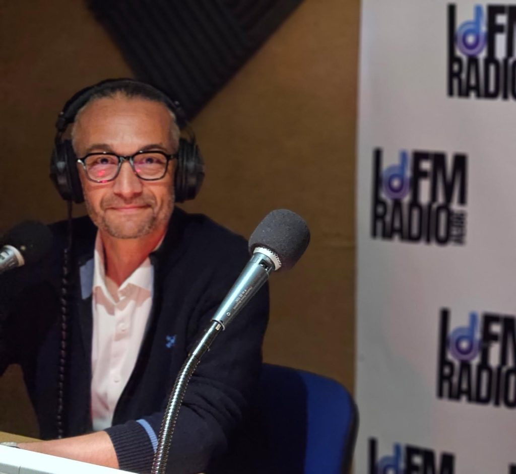 photo d'Olivier Romain devant un micro