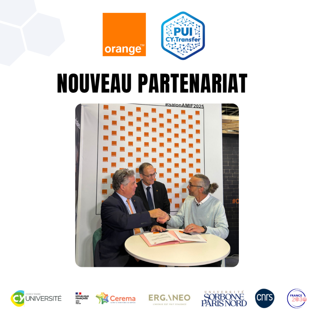 Olivier Romain signant le contrat de partenariat avec Orange