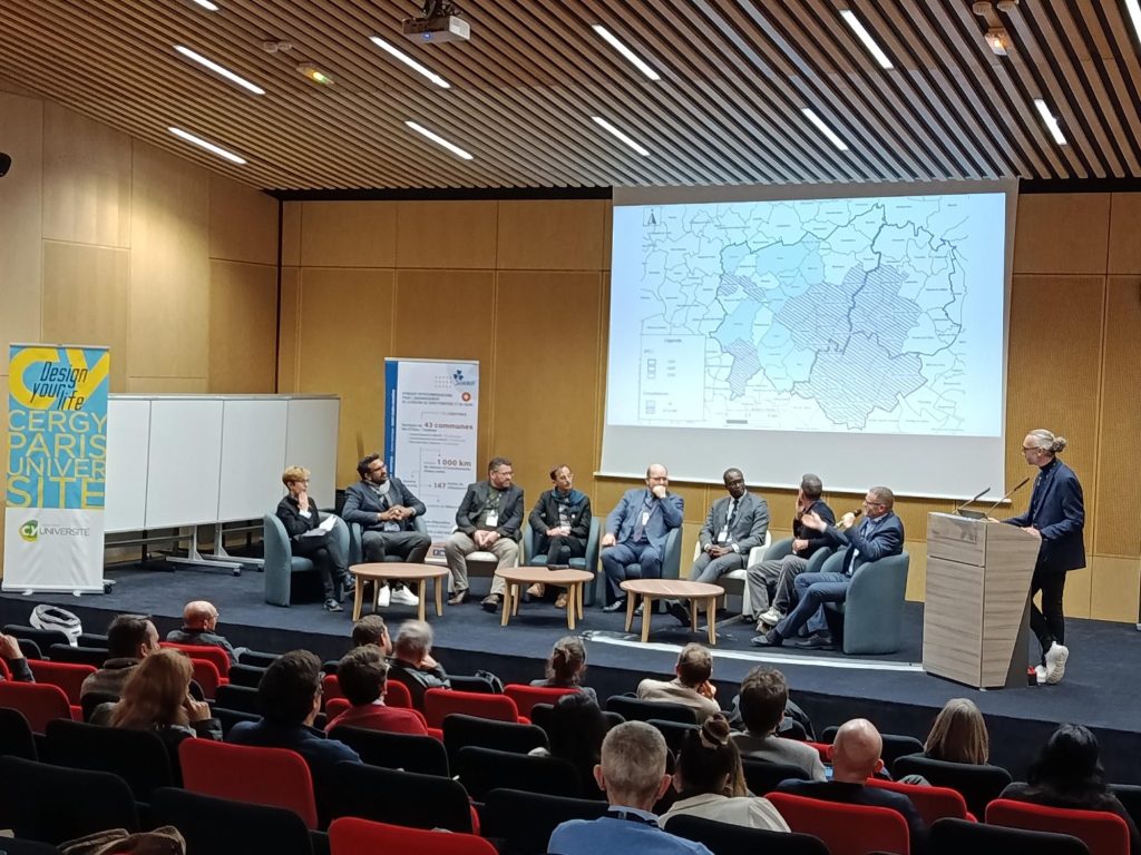 Olivier Romain et les membres du club eau présents sur la scène de la MIR de Neuville